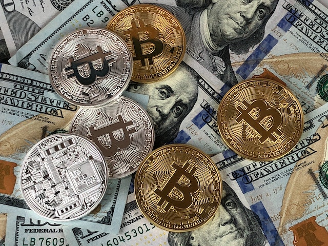 Bitcoins en Amerikaanse honderd-dollarbiljetten. 