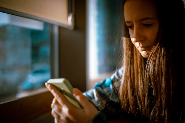 pexels-dima-sh-14385055 | Path Social Un influencer ia măsuri pentru a-și cunoaște urmăritorii Instagram pe telefonul mobil.