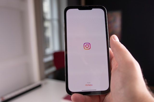 La aplicación Instagram cargando en la pantalla de un teléfono.