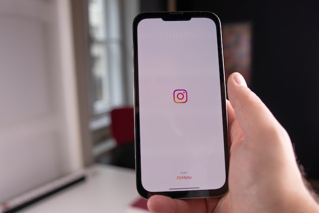 pexels-dlxmediahu-11911058 | Path Social La aplicación Instagram cargando en la pantalla de un teléfono.
