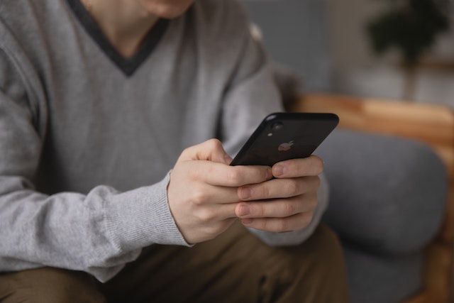 Um utilizador que toma medidas concretas para bloquear um utilizador em Instagram. 