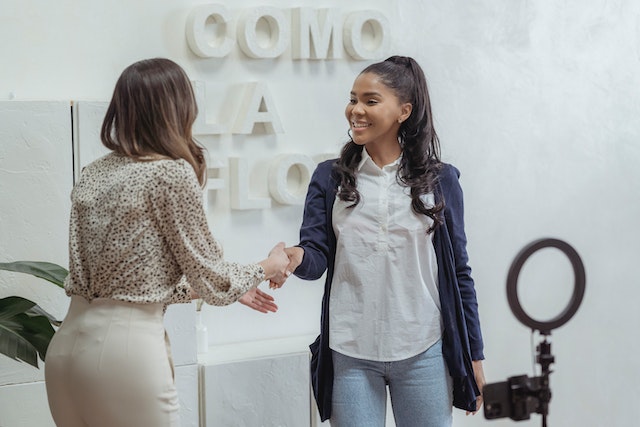 Recruter vous-même des influenceurs vous permet d'établir une relation de travail durable avec eux.