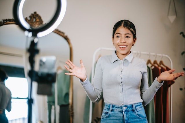 pexels-liza-summer-6347590 | Path Social Une micro-influenceuse s'engage joyeusement avec ses followers lors d'une diffusion en direct.
