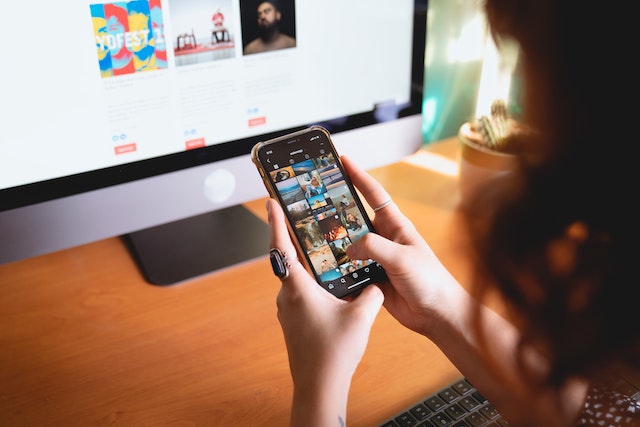 pexels-los-muertos-crew-7616842 | Path Social O doamnă verifică contul unui urmăritor recent pe smartphone-ul său.