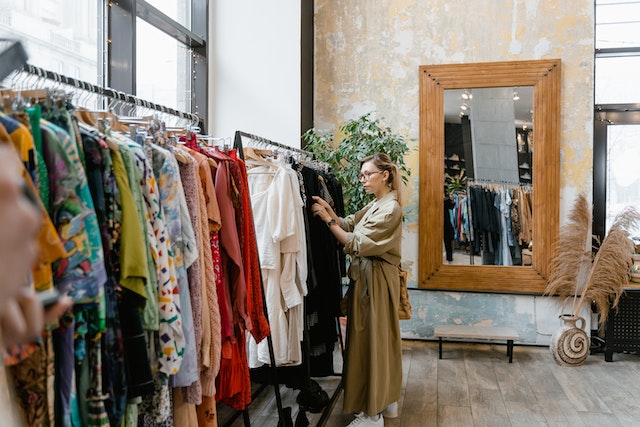 pexels-mart-production-7679863-1 | Path Social Influencer in der Modebranche können ihre eigene Bekleidungsmarke erfinden.