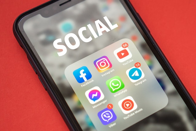 Smartphone showing a folder filled with social media apps, including Facebook and Instagram.