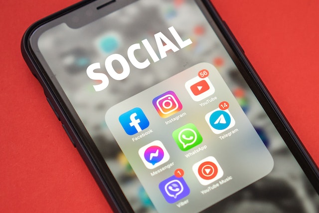 pexels-oleksandr-p-9822748 | Path Social 智慧型手機顯示一個充滿社交媒體應用程式的資料夾,包括 Facebook 和Instagram 。