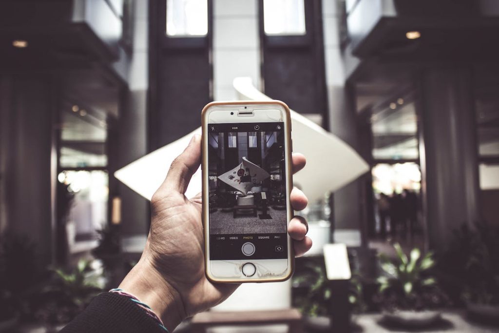 pexels-photo-1375662 | Path Social Un influencer fotografiando una instalación artística para su cuenta de Instagram .