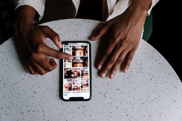 Ongeziene vrouw scrollt door Instagram feed.