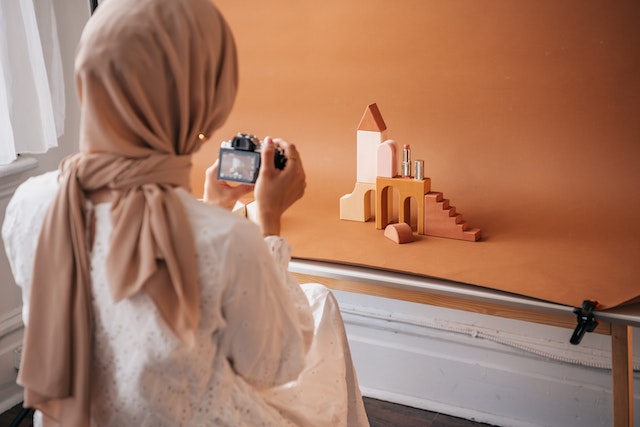 Ein Inhaltsersteller macht ein Fotoshooting mit den Produkten einer Marke.