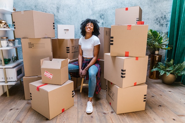 Influencer empaquetando cajas de envío para vender productos y mercancías.