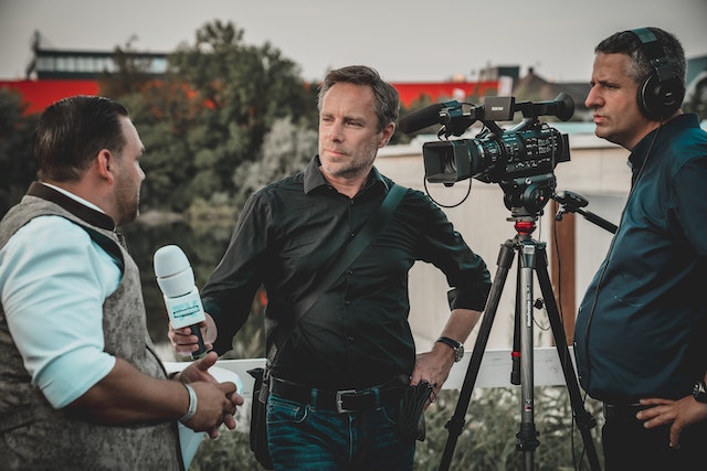 pexels-redrec-©️-2872418 | Path Social Uomo con un microfono in mano mentre rilascia un'intervista