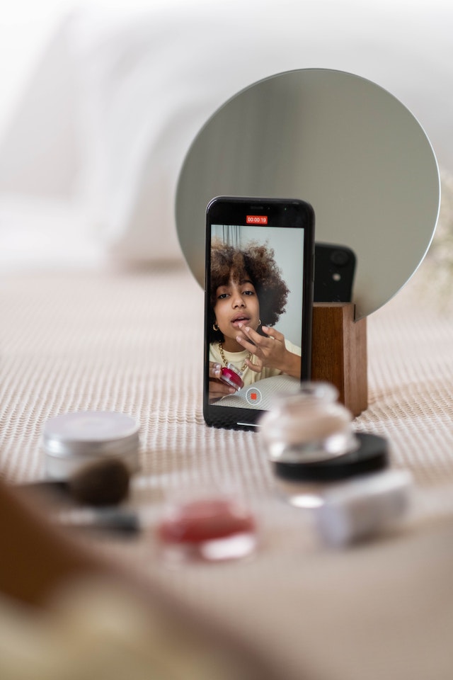 pexels-ron-lach-8154667 | Path Social ソーシャルメディアに投稿するために化粧品のレビューを記録する女性。