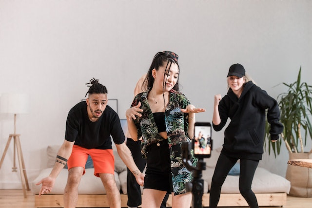 pexels-ron-lach-8368352 | Path Social 面白いオーディオからダンス・チャレンジまで、Instagram には常に新しいトレンドがある。