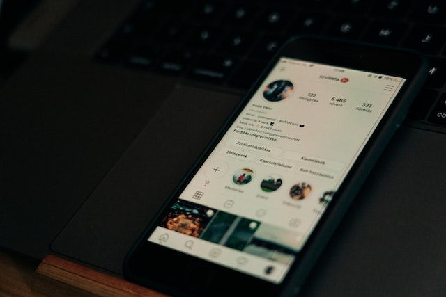 Pagina de pornire Instagram afișată pe ecranul unui smartphone.