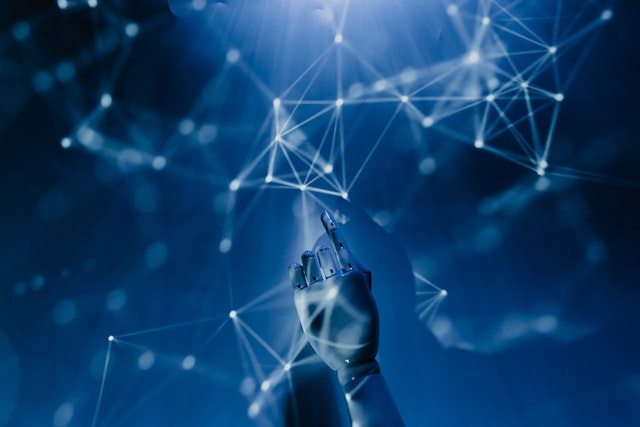 pexels-tara-winstead-8386440 | Path Social Die Hand eines Roboters, die nach oben in Richtung eines Lichtergitters greift.