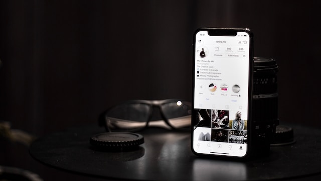 O vedere de aproape a profilului Instagram al unui utilizator pe un smartphone.