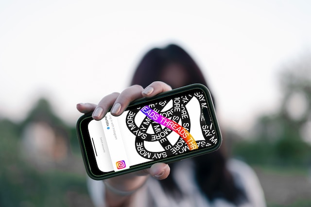 Una persona sostiene un smartphone que muestra la aplicación Threads.
