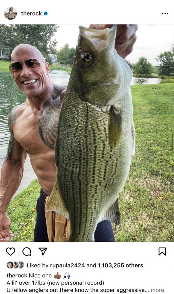 Capture d'écran de Path Social d'une photo de Dwayne Johnson sur son profil Instagram tenant un poisson.