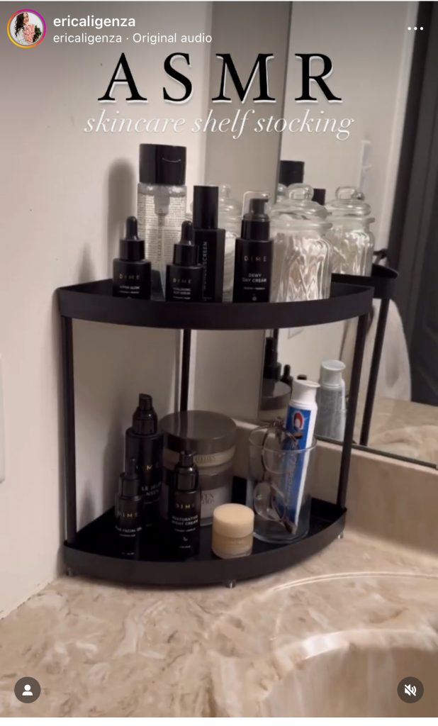 Path SocialCaptura de pantalla de un post de Erica Ligenza en Instagram en el que muestra su estantería de productos para el cuidado de la piel y los productos de sus socios afiliados.