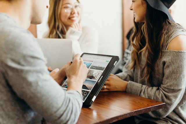 Ein Team, das gemeinsam an wirksamen Strategien arbeitet, um das Wachstum von Instagram zu fördern. 