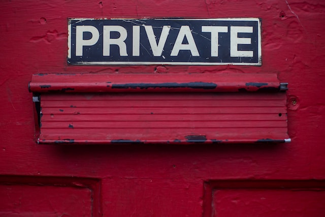 dayne-topkin-u5Zt-HoocrM-unsplash | Path Social Il cartello "Privato" in bella mostra.