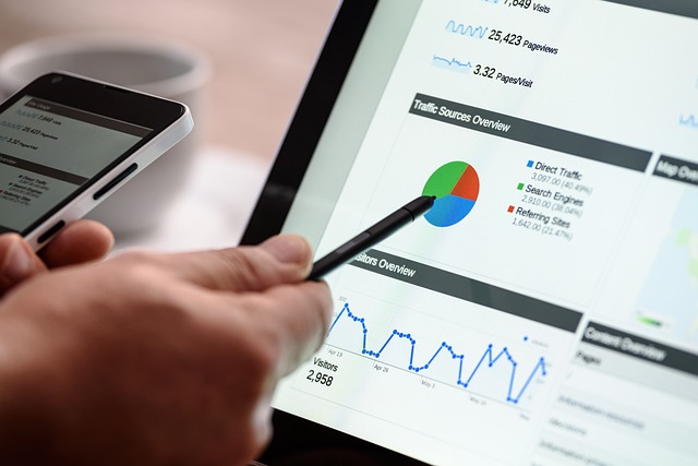 digital-marketing-1725340_640 | Path Social Hombre señalando la pantalla con un lápiz óptico