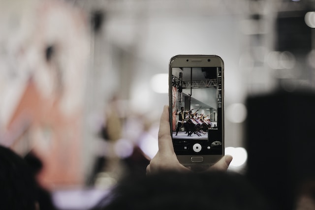 Quelqu'un qui prend des vidéos verticales pour les ajouter plus tard à ses Instagram Stories.