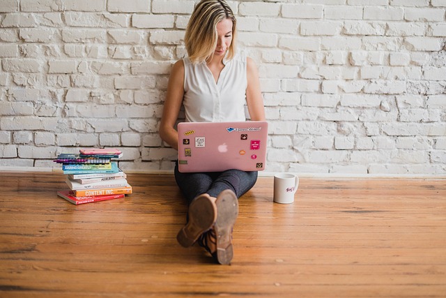 Uma mulher no seu computador portátil prepara-se para agendar publicações em Instagram e criar novos conteúdos.