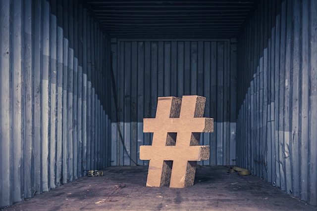 Een groot hashtag-symbool van karton in een zeecontainer. 