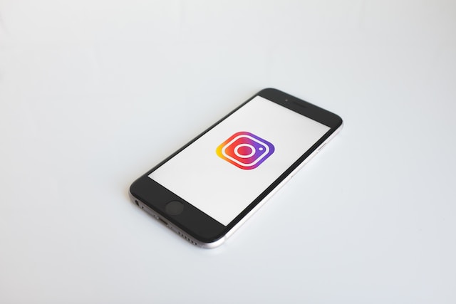 هاتف خلوي يعرض تطبيق Instagram .