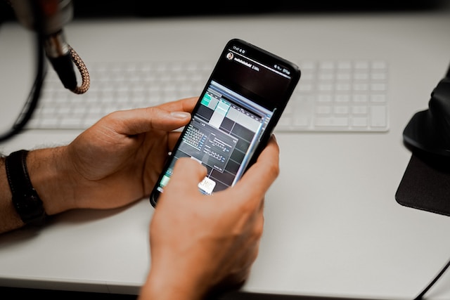 Un uomo sta guardando la storia di qualcuno Instagram