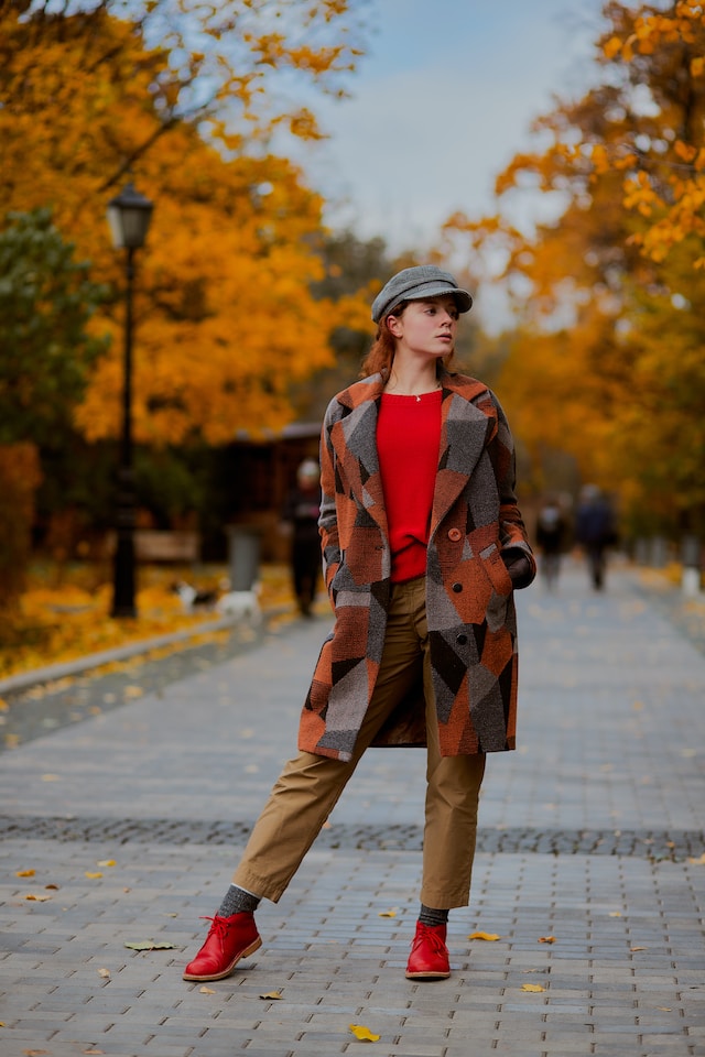 Vrouw pronkt met haar gezellige maar chique herfstoutfit met veel laagjes.