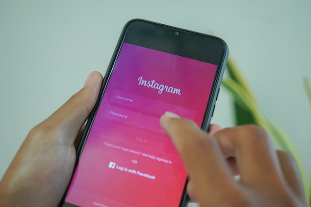 Une utilisatrice s'apprête à se connecter à son compte inactif Instagram .