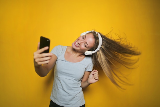 Vrouwen dansen en raken meer betrokken bij een bericht door de onderhoudende muziek Instagram die erbij hoort.