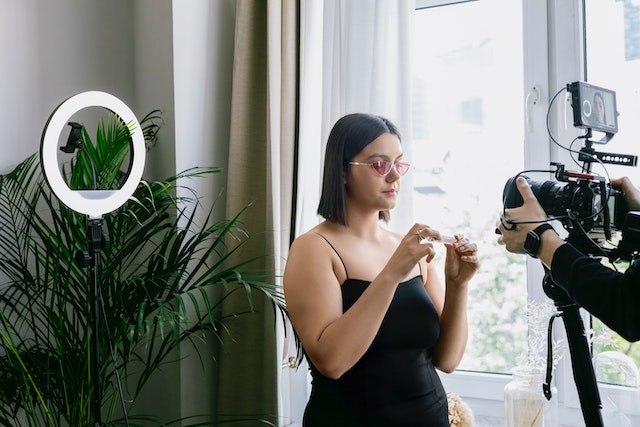 pexels-anna-nekrashevich-12432698 | Path Social Instagram influencer care creează conținut pentru urmăritorii săi.