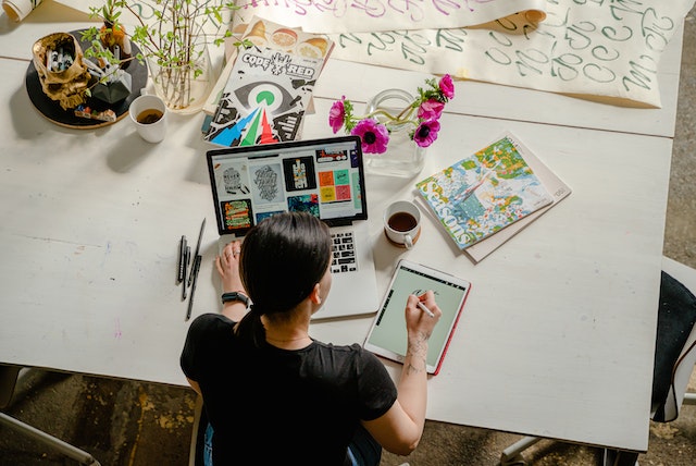pexels-antoni-shkraba-4348401 | Path Social Diseñadora gráfica que se inspira en Internet para diseñar sus pegatinas personalizadas.