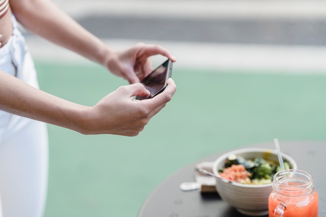 Alguém que tira uma fotografia de comida para a sua conta do Instagram para ganhar seguidores de alta qualidade.