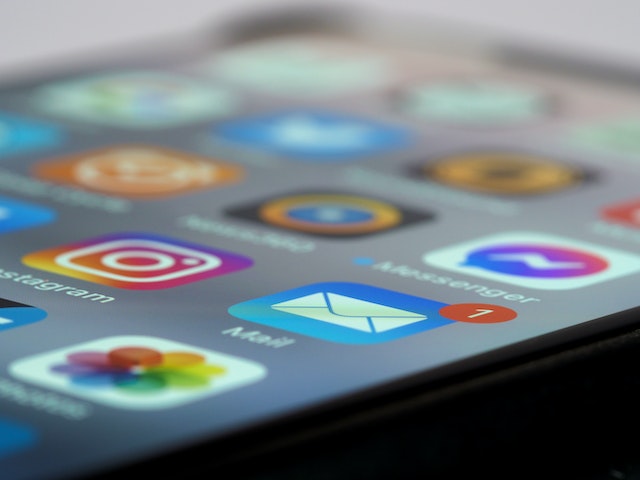 Un téléphone avec des applications sur l'écran représentant la croissance du nombre de followers à partir d'une application gratuite Instagram followers.