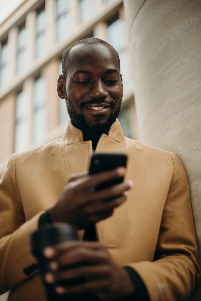 Un homme trouve un DM d'une ex et se remémore le bon vieux temps.