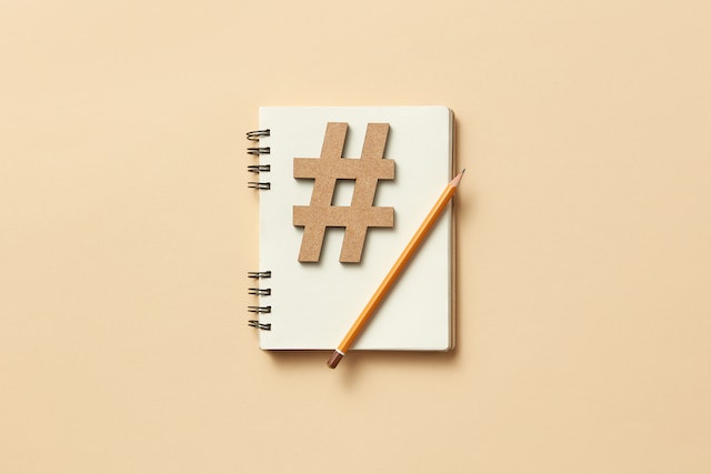 Un hashtag et un crayon sur un bloc-notes représentant les réseaux d'affiliation sur un compte Instagram .