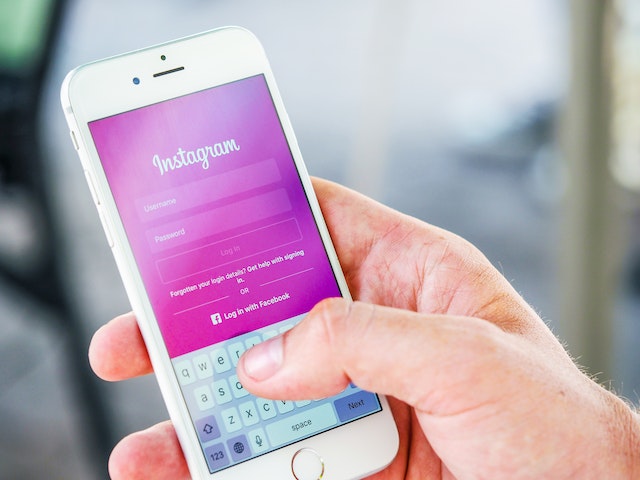 Ein Instagram Profil mit zahlreichen ansprechenden Beiträgen, die auf einem Smartphone angezeigt werden. 