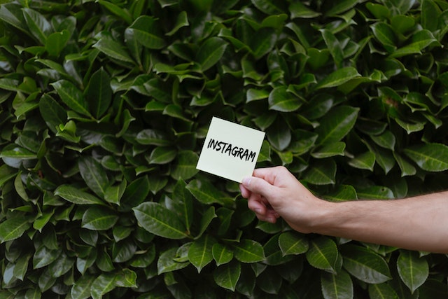 pexels-image-hunter-13092805 | Path Social Un pie de foto en un post-it que representa la creación de pies de foto pegadizos para evitar comprar seguidores baratos de Instagram .