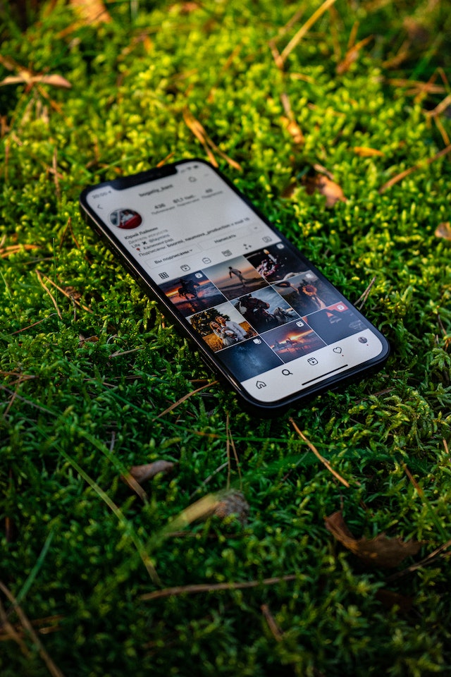 un téléphone portable sur l'herbe