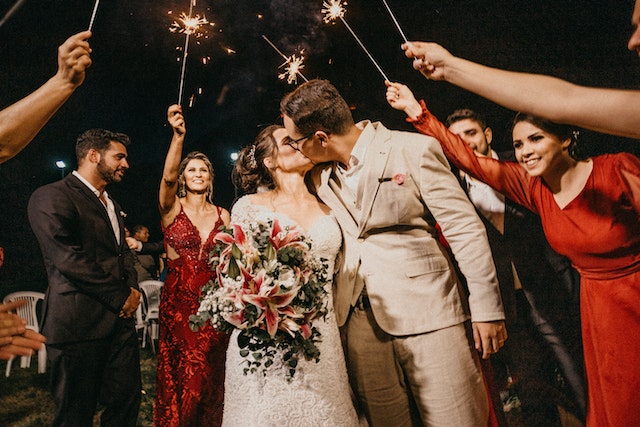 Añade música romántica y sentimental de Instagram a las fotos de la boda para darles un toque dulce.