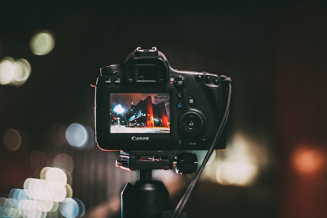  Invierte en una buena cámara para hacer fotos de alta calidad para los contenidos de Instagram .
