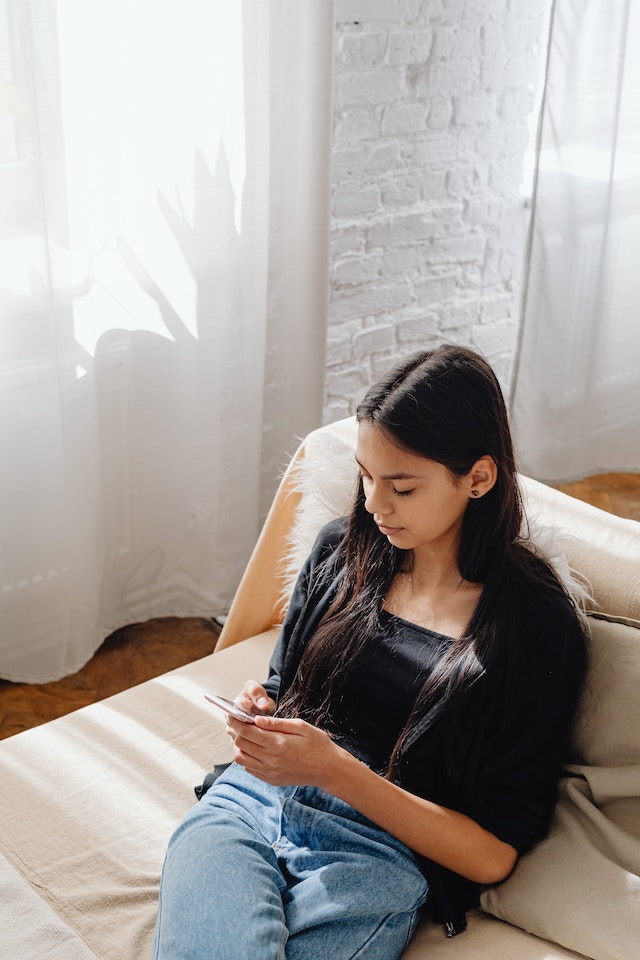 Una donna trova un vecchio messaggio di un marchio IG e lo cita per comodità di consultazione.