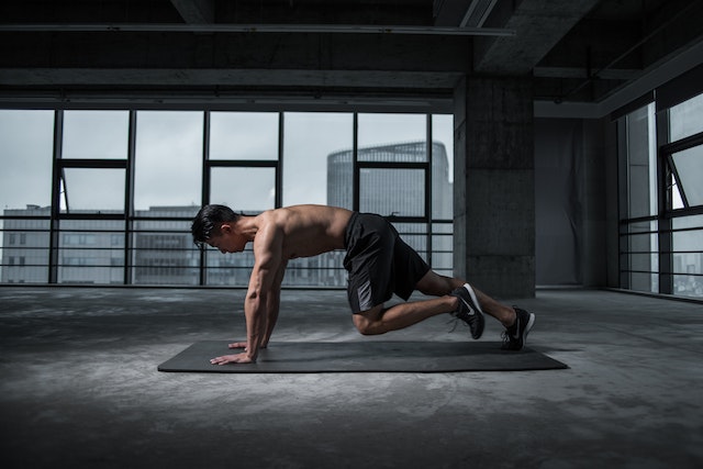 Fitness-Influencer können ihre Trainingsinhalte mit peppiger, anregender Musik untermalen, um ihre Follower zum Training zu motivieren.