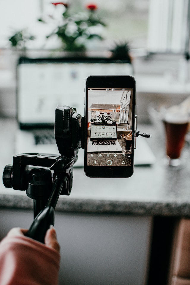 Un creador de contenidos graba un B-roll para una bobina.