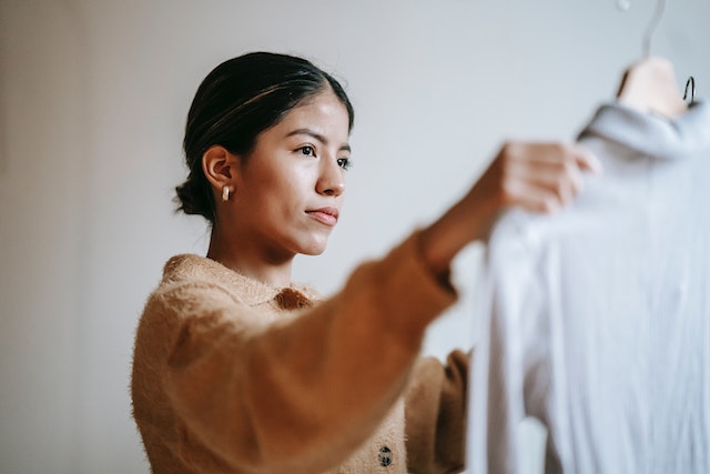 Donna che guarda una camicia bianca